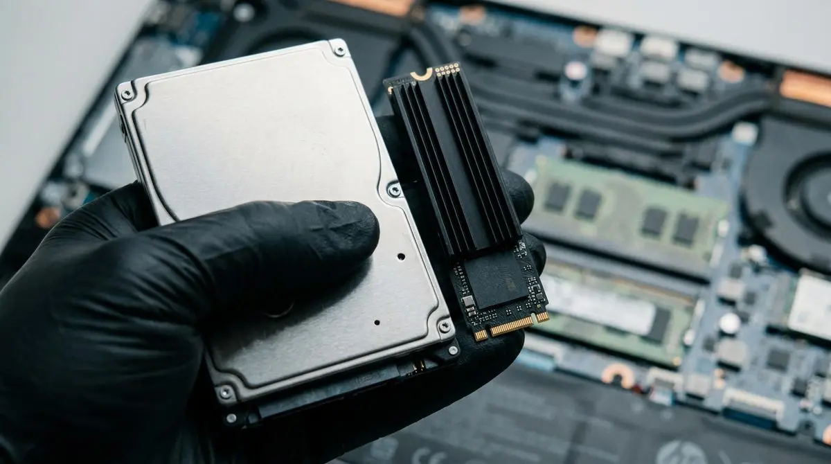 Жорсткий диск і SSD, з яких відновлюємо дані